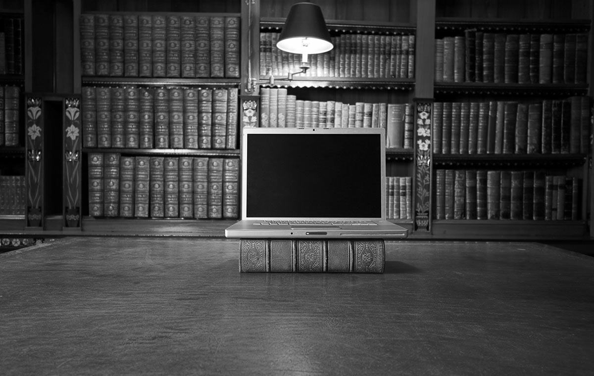 Contao Webseiten Webdesign Berlin - Paul Vetter - Foto zeigt einen Laptop in einer alten Bibliothek
